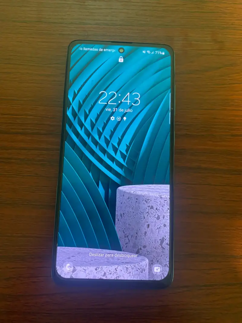 Smartphone Samsung Galaxy A51 con pantalla AMOLED - 2