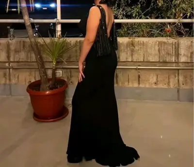 Vestido largo negro con detalles brillantes - miniatura 1