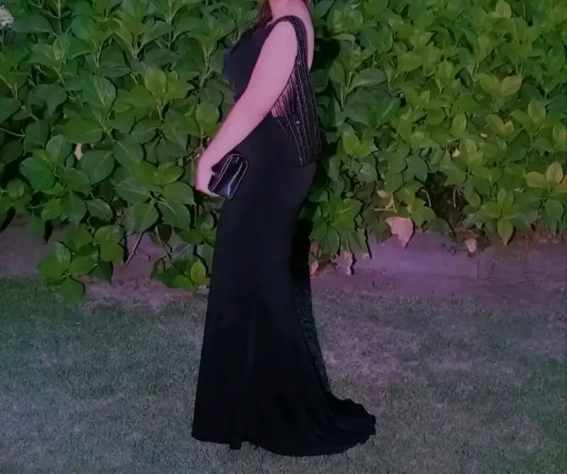 Vestido largo negro con detalles brillantes - 2