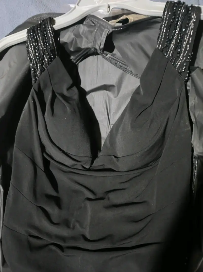 Vestido largo negro con detalles brillantes - 3