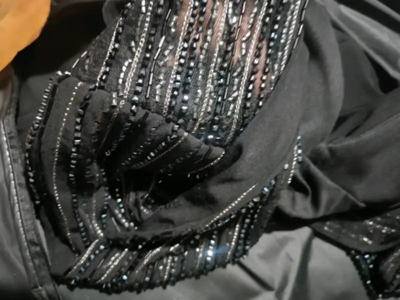 Vestido largo negro con detalles brillantes - 5