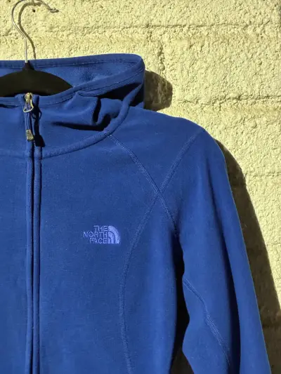 Chaqueta polar azul The North Face con capucha - miniatura 2