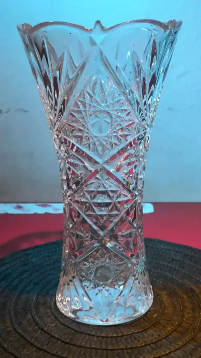 Florero de cristal tallado elegante - miniatura 1