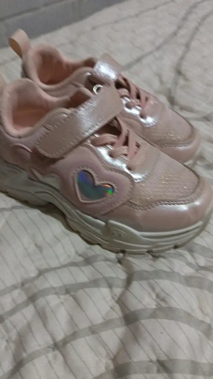 Zapatillas rosadas para niña con diseño de corazón - 1
