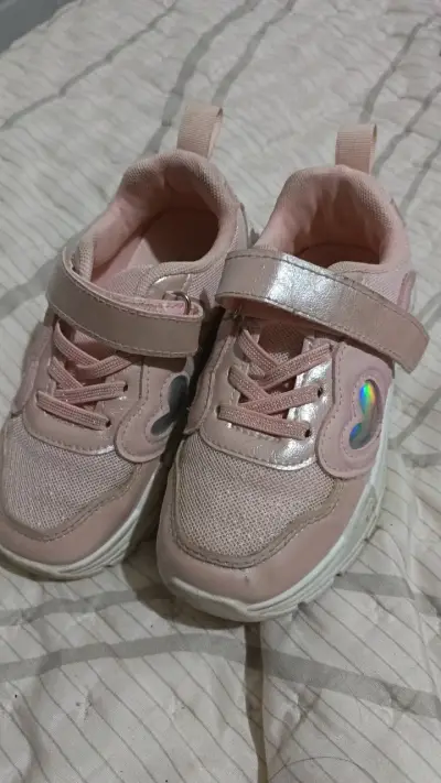 Zapatillas rosadas para niña con diseño de corazón - miniatura 2