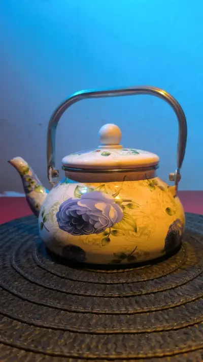 Tetera de cerámica con diseño floral vintage - miniatura 1