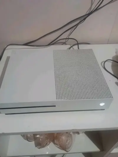 Consola Xbox One S con dos controles - miniatura 2
