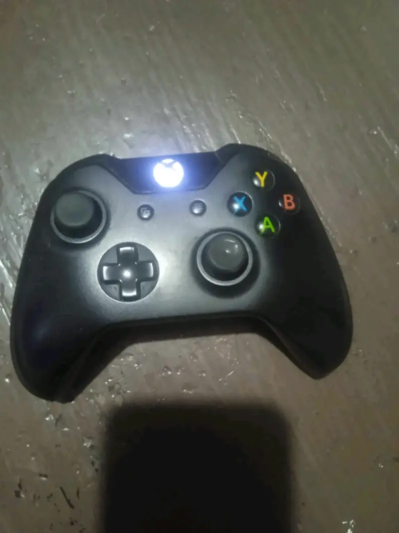 Consola Xbox One S con dos controles - 3