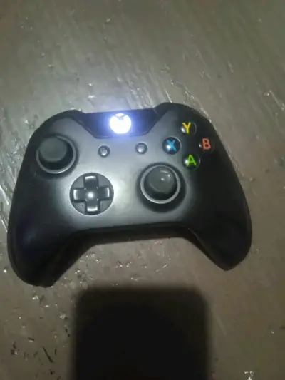 Consola Xbox One S con dos controles - miniatura 3