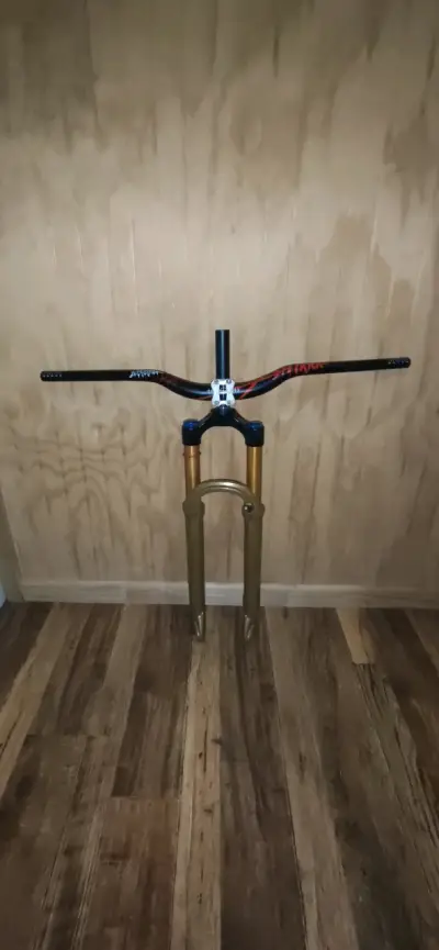 Horquilla de suspensión para bicicleta con manubrio - miniatura 1
