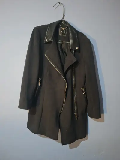 Abrigo negro con detalles de cuero para mujer - miniatura 1