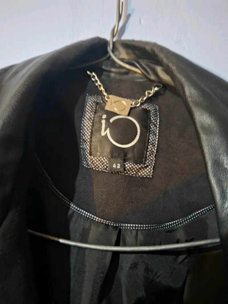 Abrigo negro con detalles de cuero para mujer - 2