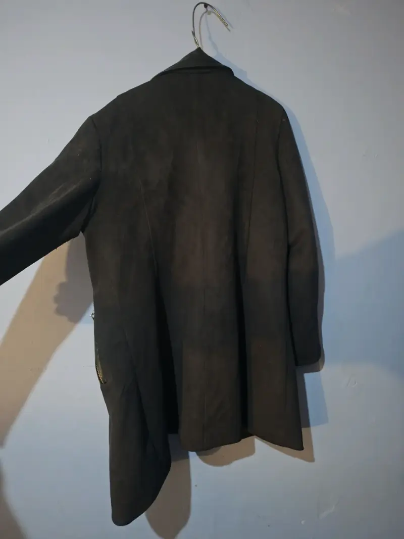 Abrigo negro con detalles de cuero para mujer - 3