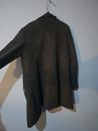 Abrigo negro con detalles de cuero para mujer - miniatura 3