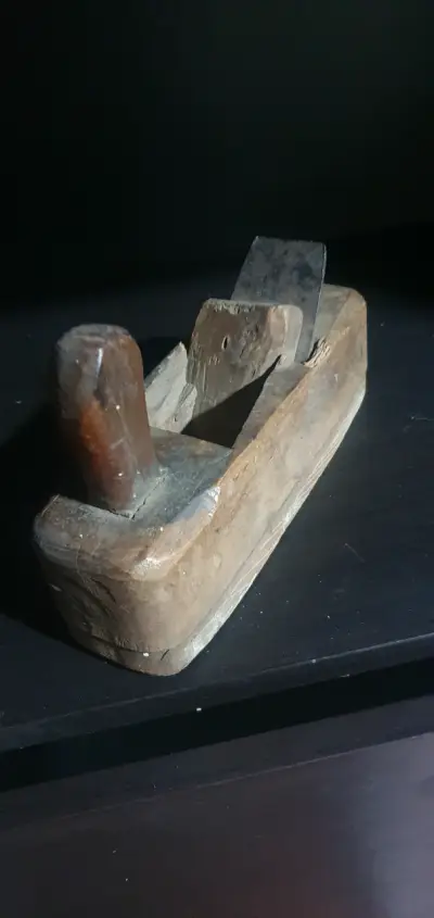 Cepillo de carpintero antiguo de madera - miniatura 1