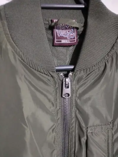 Chaqueta bomber verde oliva estilo vintage - miniatura 1