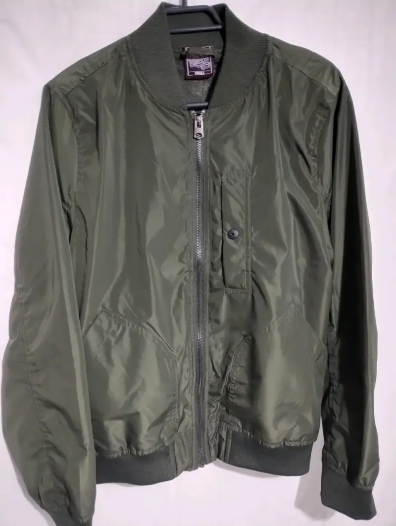 Chaqueta bomber verde oliva estilo vintage - 2