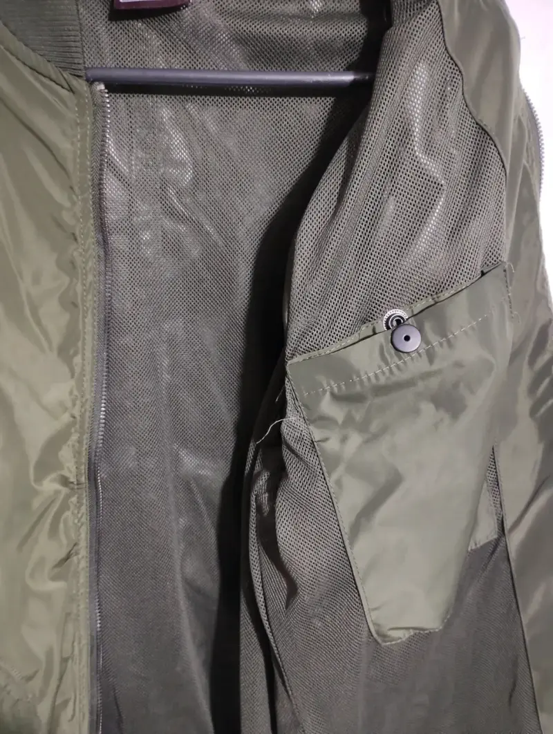 Chaqueta bomber verde oliva estilo vintage - 3