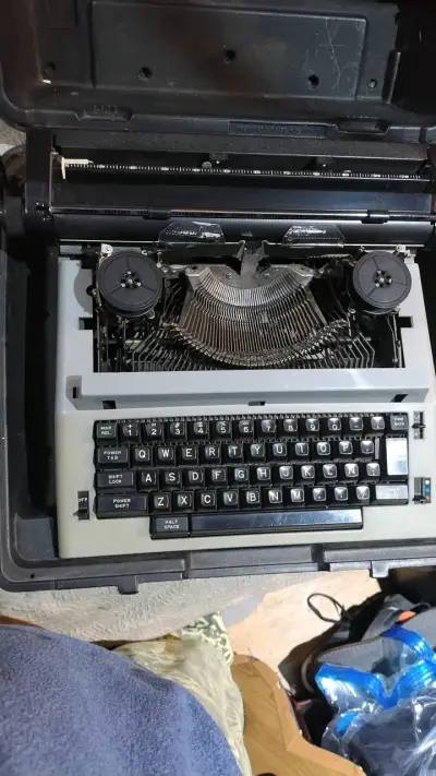 Máquina de escribir Underwood vintage en buen estado - miniatura 1