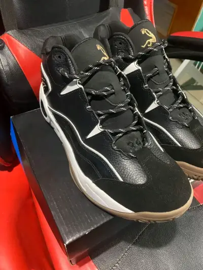 Zapatillas deportivas negras con detalles blancos - miniatura 2