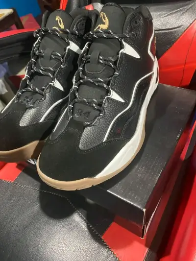Zapatillas deportivas negras con detalles blancos - miniatura 3