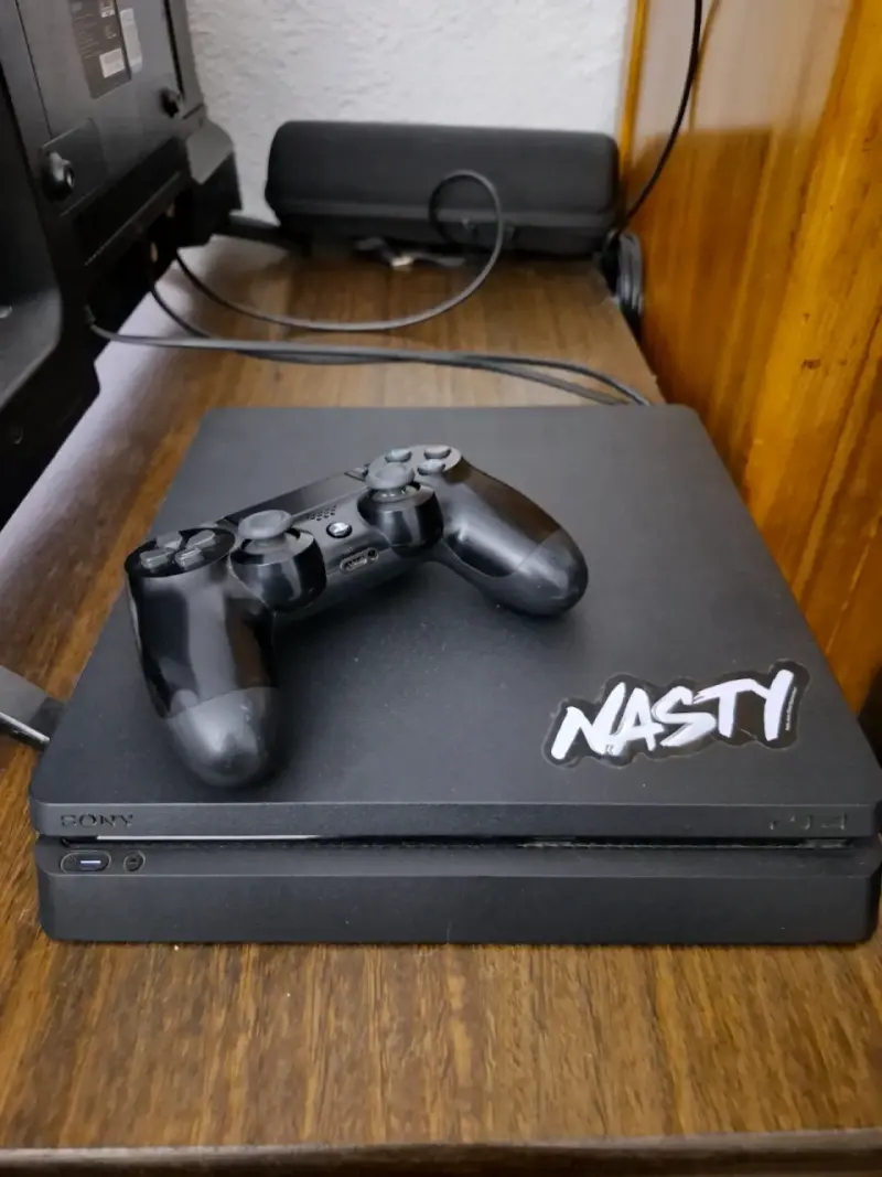 Consola PS4 con control y juegos incluidos - 2