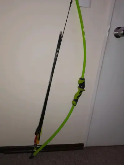 Arco recurvo verde con flechas para tiro deportivo - miniatura 1