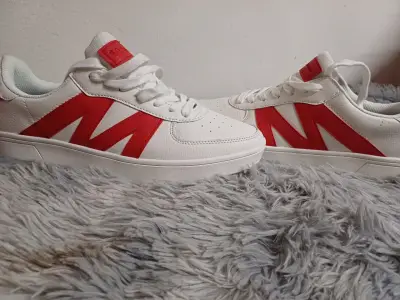 Zapatillas deportivas blancas con detalles rojos - miniatura 1