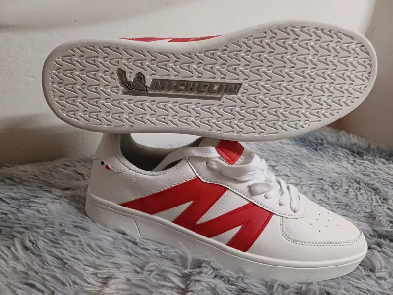 Zapatillas deportivas blancas con detalles rojos - 2