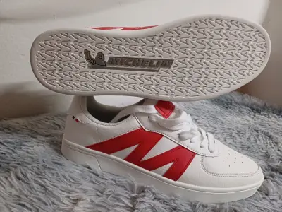 Zapatillas deportivas blancas con detalles rojos - miniatura 2