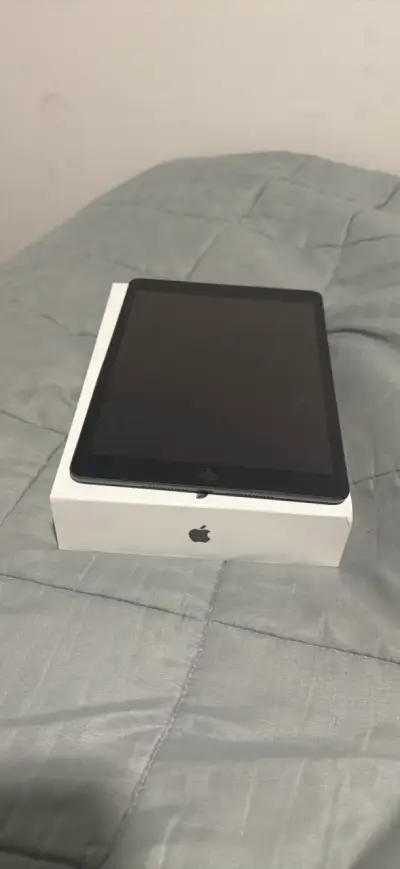 iPad Apple con lápiz táctil en buen estado - miniatura 3