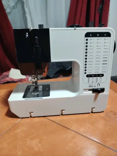 Máquina de coser Merritt con múltiples puntadas - miniatura 1