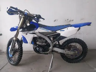 Moto Yamaha WR 250  de cross en buen estado - miniatura 2