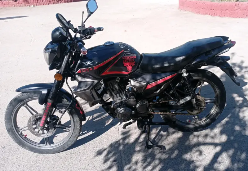 Moto Keeway RK 150 negra con detalles rojos - 1
