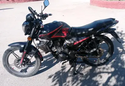 Moto Keeway RK 150 negra con detalles rojos - miniatura 1