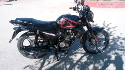Moto Keeway RK 150 negra con detalles rojos - miniatura 2