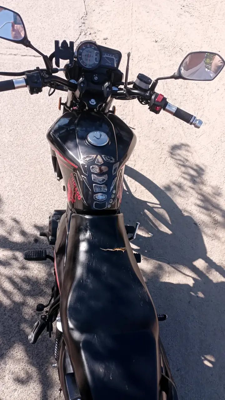Moto Keeway RK 150 negra con detalles rojos - 3