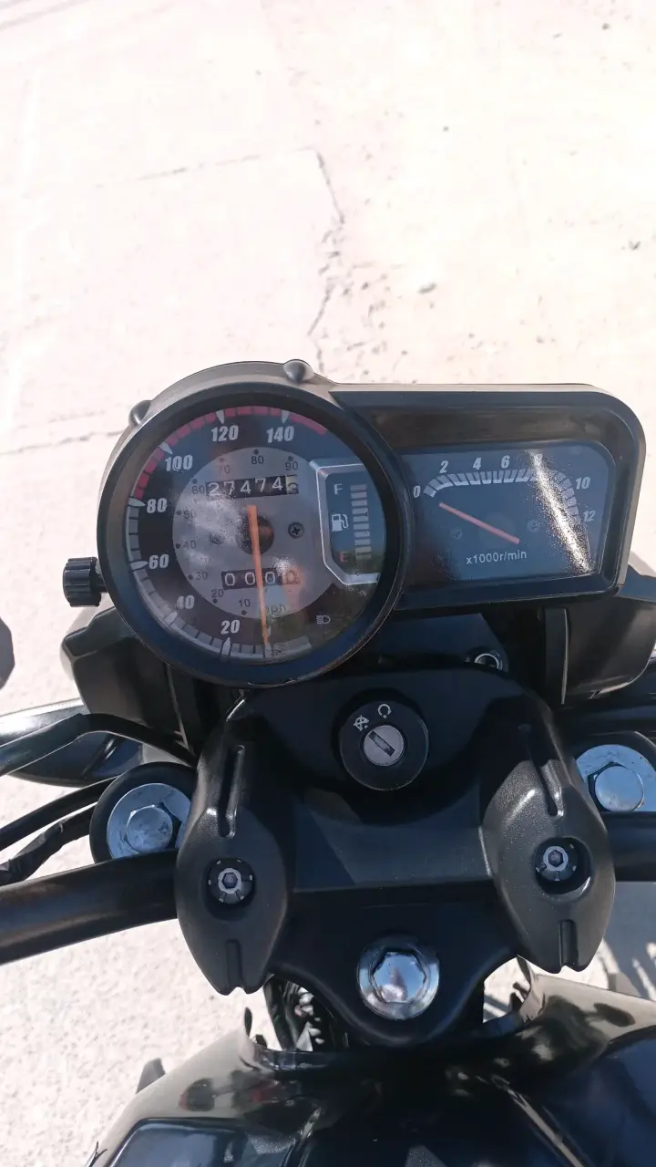 Moto Keeway RK 150 negra con detalles rojos - 4