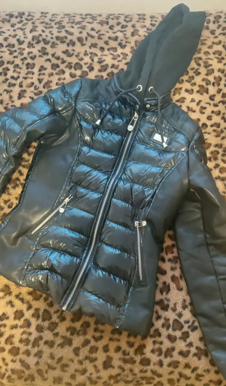 Chaqueta acolchada negra con capucha