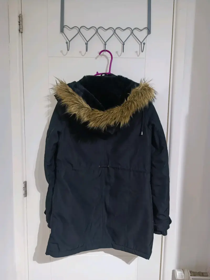 Parka negra con capucha de piel sintética - 1