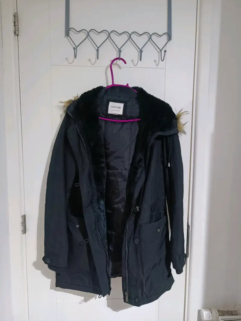 Parka negra con capucha de piel sintética - 2