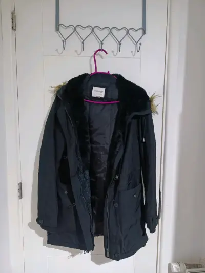Parka negra con capucha de piel sintética - miniatura 2