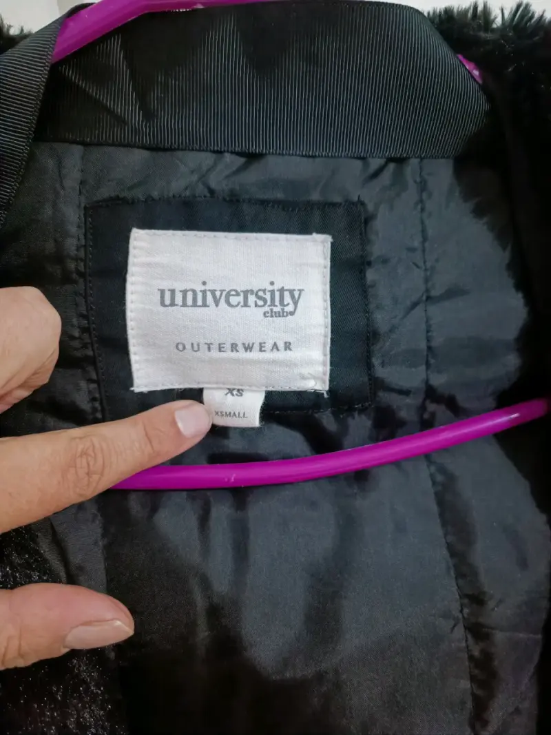 Parka negra con capucha de piel sintética - 3