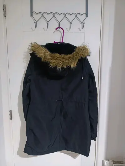 Parka negra con capucha de piel sintética - miniatura 4