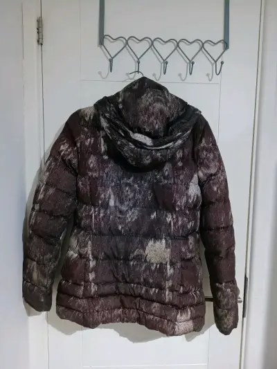 Chaqueta acolchada con capucha para invierno - miniatura 1