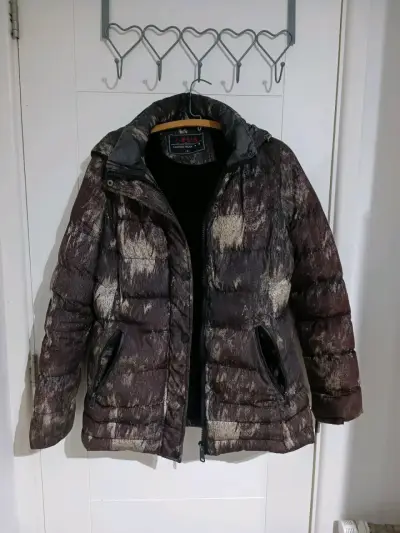 Chaqueta acolchada con capucha para invierno - miniatura 2