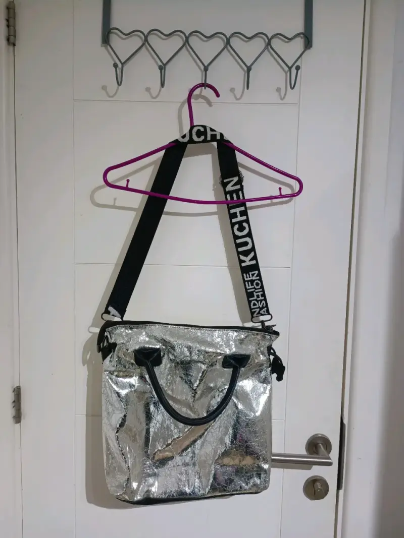 Bolso plateado con correas ajustables