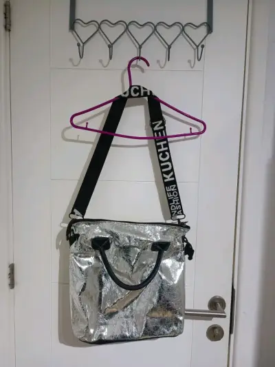Bolso plateado con correas ajustables - miniatura 1