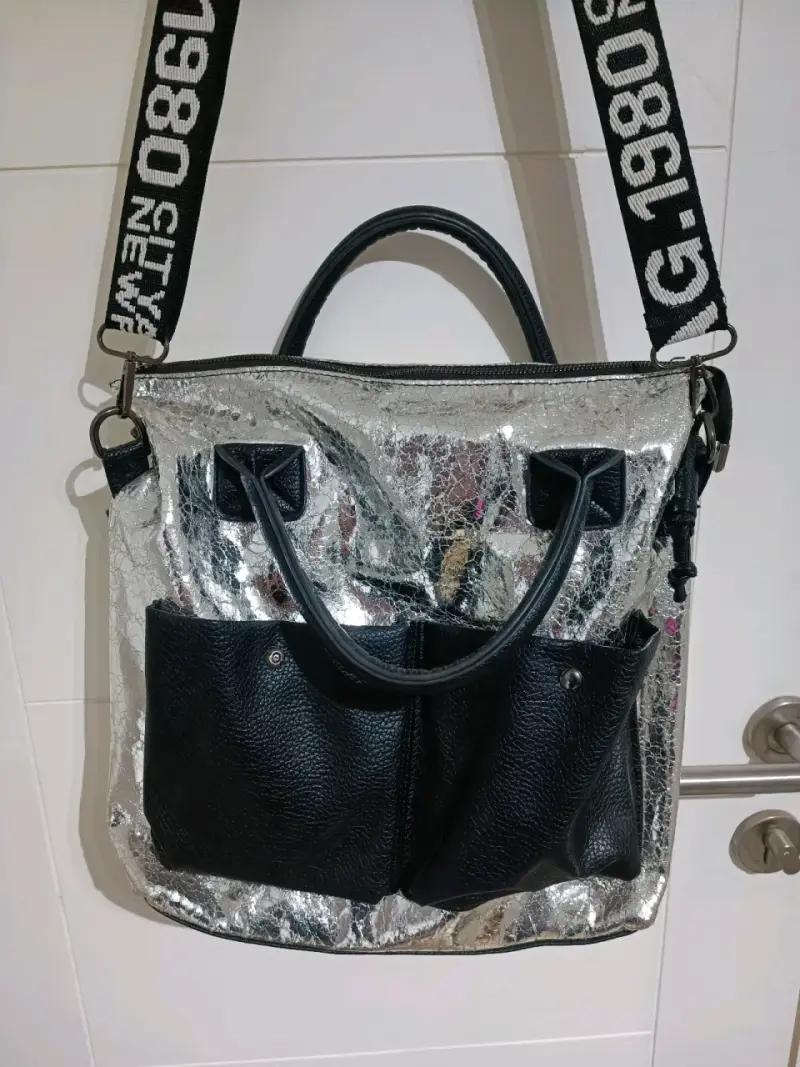 Bolso plateado con correas ajustables - 2