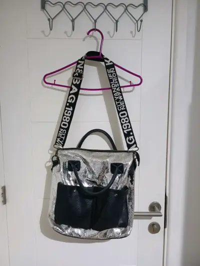 Bolso plateado con correas ajustables - miniatura 3